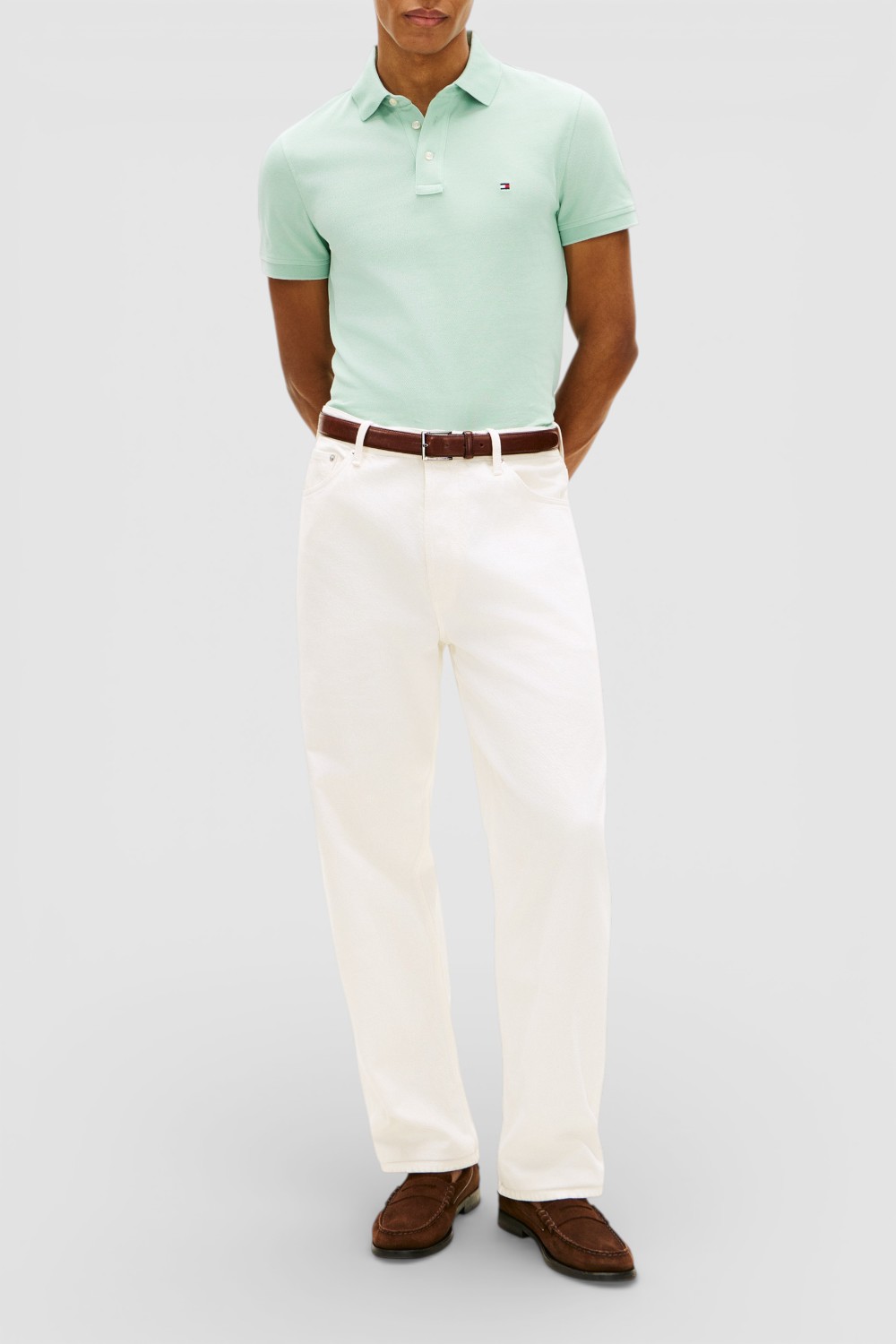 תמונת כל הלוק של חולצת פולו בגזרת סלים